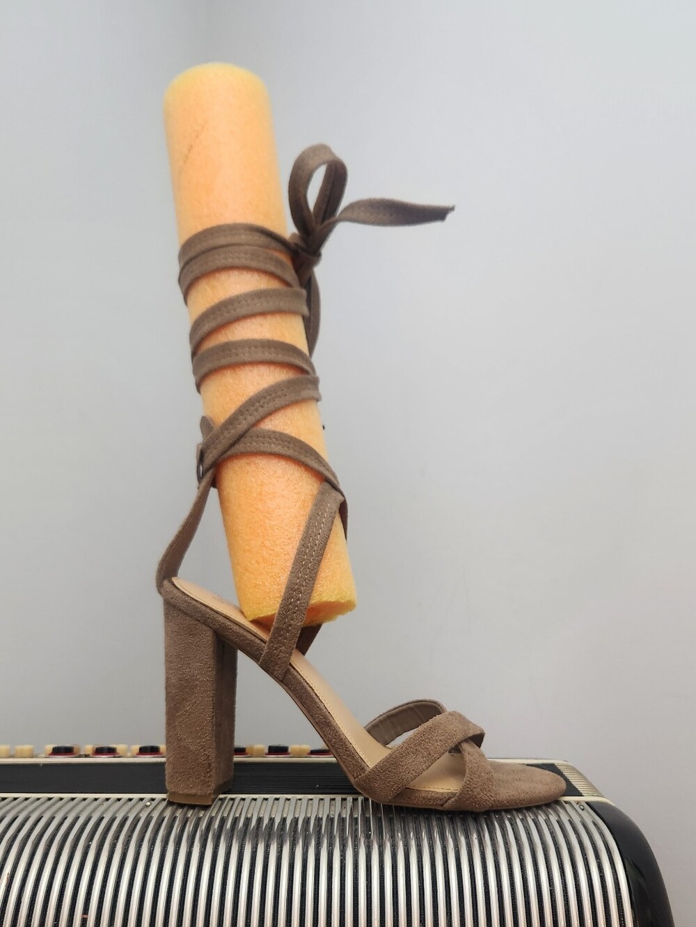 CUTE BRASH TAN SOFT FABRIC LEG WRAP OPEN TOE HEELS W/CHUNK HEEL SIZE 8